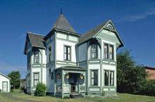 пример использования графичных прямоугольных вставок на фасаде